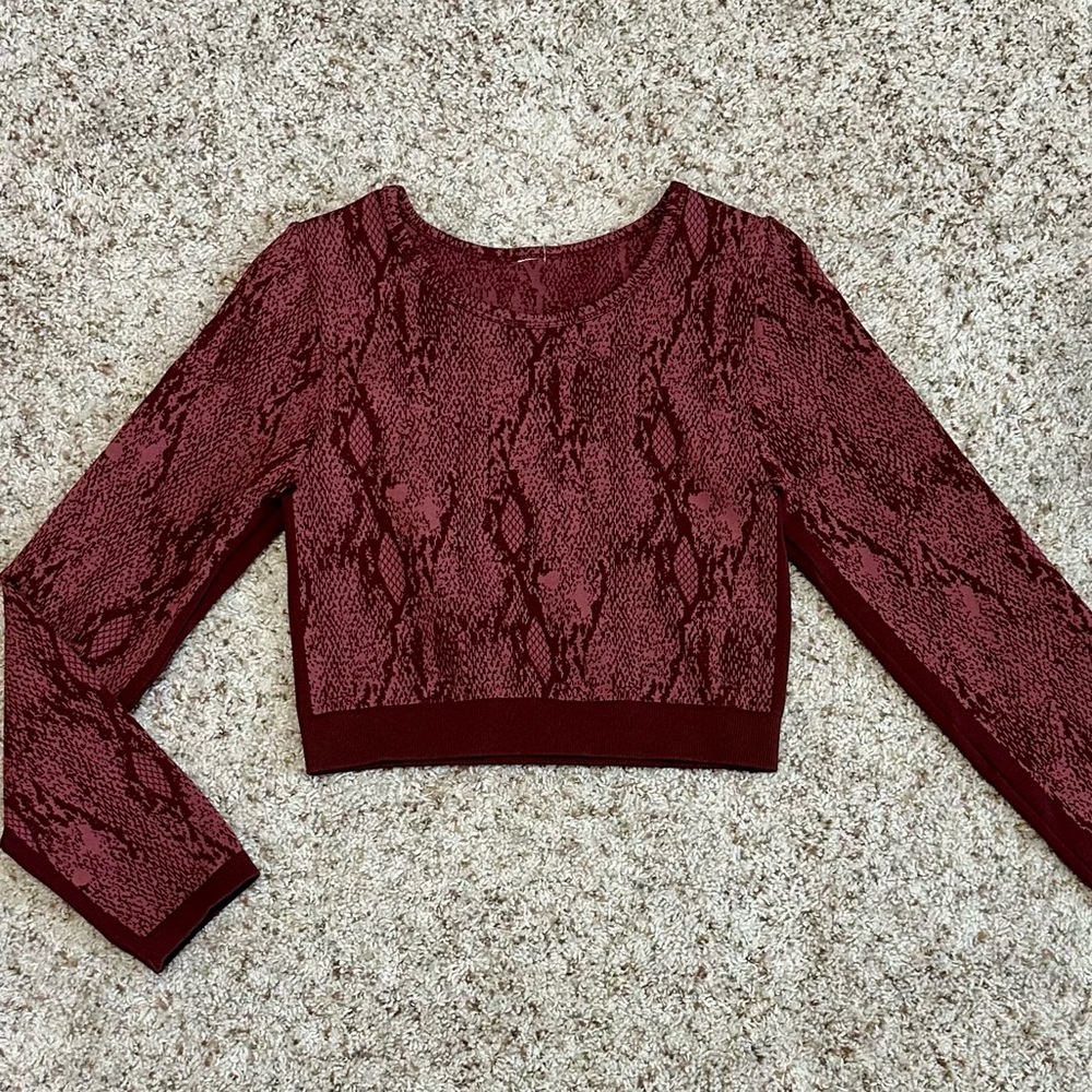 Fabletics Women’s Cherry Snakeskin Seamless Long-Sleeve Kamila Crop Top. Size L. - Picture 5 of 9